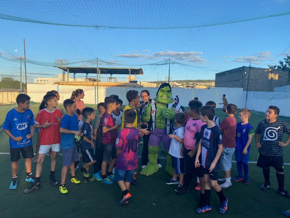 Escolinha de Futebol “Mãos dadas pelo Esporte” participa de