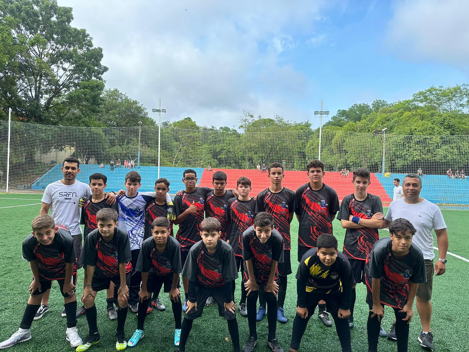 Escolinha de Futebol “Mãos dadas pelo Esporte” participa de